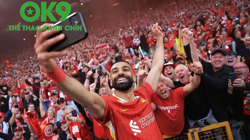 Salah ăn mừng bàn thắng trước Tottenham cùng CĐV. Nguồn: BBC Salah ăn mừng bàn thắng trước Tottenham cùng CĐV. Nguồn: BBC
