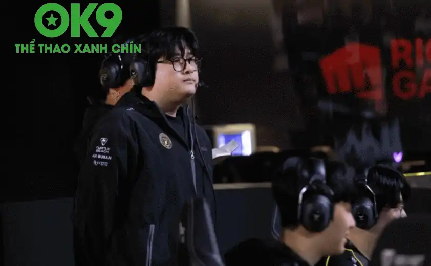 Huấn luyện viên trưởng Ryu của đội tuyển BNK FearX Huấn luyện viên trưởng Ryu của đội tuyển BNK FearX